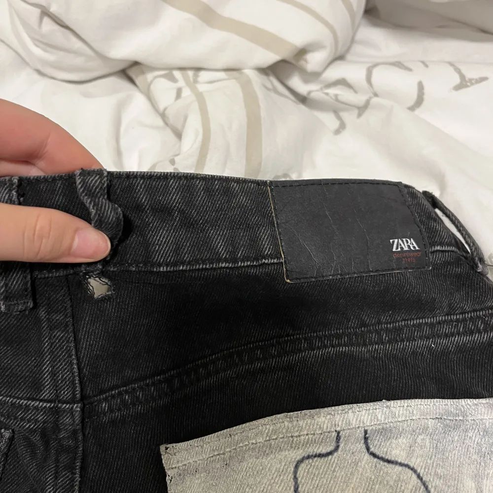 Jeans från zara i storlek 36, skulle dock säga att de passar 38 me då de e stora i storleken. Detalj på ena bakfickan av en siluett. Har ett litet hål längs upp (sista bilden) därav det låga priset.💕. Farkut & Housut.
