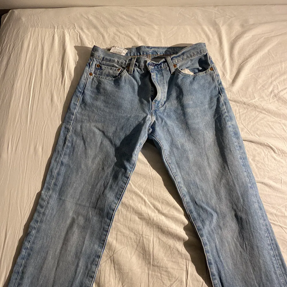 Säljer mina jeans från Levi’s då jag har växt ur de. Knappt använda så cond 9/10. Köparen står för frakt. Pris kan diskuteras. Nypris ca 900kr. Jeans & Byxor.