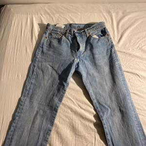 Säljer mina jeans från Levi’s då jag har växt ur de. Knappt använda så cond 9/10. Köparen står för frakt. Pris kan diskuteras. Nypris ca 900kr