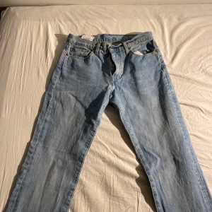 Ljusblåa Jeans - Säljer mina jeans från Levi’s då jag har växt ur de. Knappt använda så cond 9/10. Köparen står för frakt. Pris kan diskuteras. Nypris ca 900kr