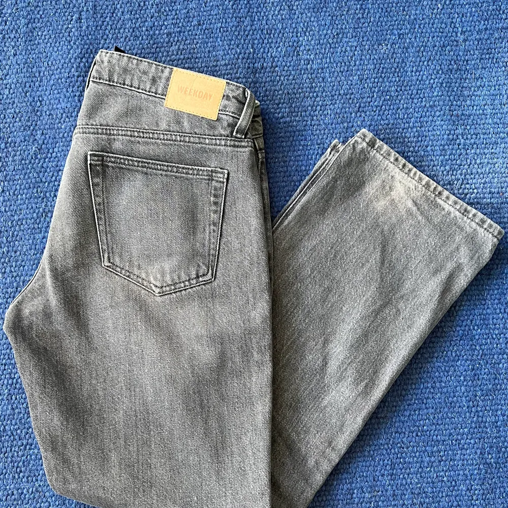 WEELDAY Arrow Low Straight Jeans, comet grey.  Storlek 27/30   Använda ett fåtal gånger och hittar endast en liten liten tråddragning att anmärka på.  Material 100% bomull.  Helt OK att komma med bud om priset känns för dyrt!🤠. Jeans & Byxor.