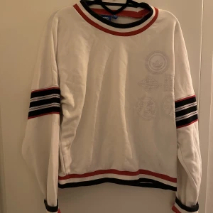 Adidas sweatshirt  - Vit sweatshirt från Adidas storlek S. 