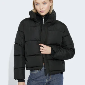 Jacka - Säljer denna fina jacka ifrån bikbok.Köptes i december förra året och har använts väldigt lite sedan dess då det inte riktigt var min typ på jacka.Köpte den för 599kr och säljer för 450kr.