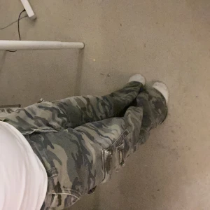 Camouflage byxor - Jätte coola baggy camo byxor. Står XL men sitter perrfa på mig både i längd (jag är ca 163 cm) och brädd, och jag är vanligtvis inte Xl! Inge fel på dom, är bara inte min stil längre💋