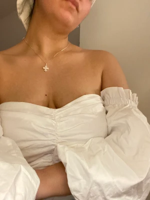 Tröja med puffiga ärmar😝 - En tröja jag köpte på Gina i storlek L på rea, men sitter som en storlek M! Säljer denna för det inte är min stil längre☺️