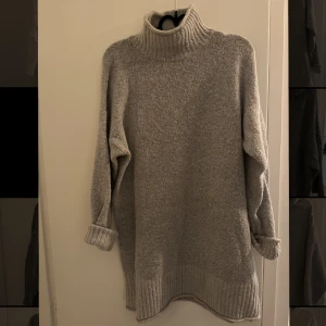 Stickad klänning - Stickad klänning från Nelly storlek S.