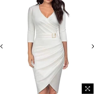 Klänning  - En klänning i stolek xl. Den är helt ny helt oanvänd. Köpt för 499kr säljer den för en slant billigare. Ni står för frakt annars kan jag mötas upp i Östersund 💕