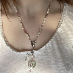 Hjärt halsband  - Jätte fint halsband med hjärtan och blommor💫