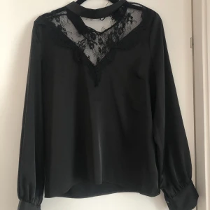 Svart blus  - Säljer en blus i satin 