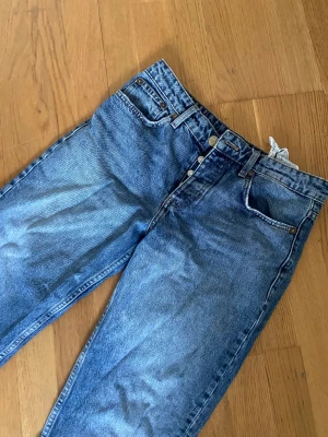 Jeans - Jätte fina lågmidjade och raka jeans från Zara som inte kommer till användning mer. Jag är 160 lång och dessa sitter perfekt med skor. Skriv för fler bilder. Jag köpte dessa i storlek 38 för de skulle sitta pösiga, men dem passar 36 jätte bra.  Ny skick