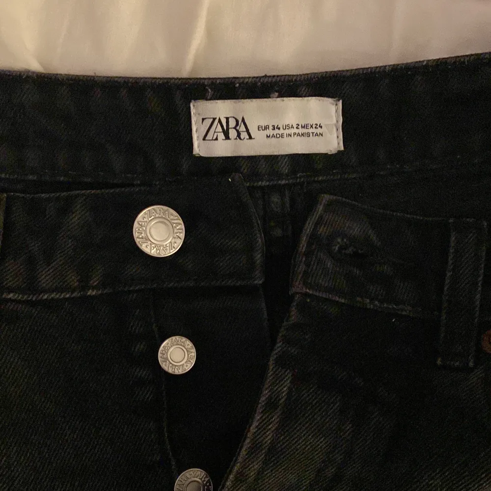 Jätte fina svarta zara shorts, ganska andvända sitter jätte bra i midjan inte så korta på det är storlek 34 men passar även storlek 32 postar hällst . Shorts.