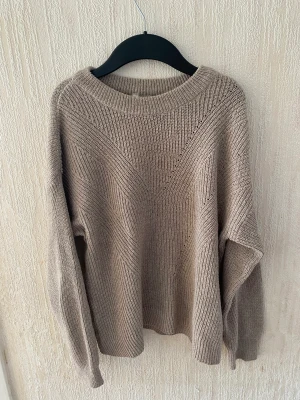 Stickad beige tröja - Beige nyskick tröja från defacto andvänd 2-3 gånger inga defekter jätte skön inte stickig 