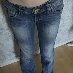  lågmidjade acne jeans  - Hurni!! Nypris 2100kr, second hand från acne, sjukt snygga, råkade ta dom i fel storlek då jag provade flera och blandade ihop dom, slits längst ner för att få dom bootcut/vida, tyvärr för små på mig men liknade första bilden på en kompis som provade! 💕⭐️🤩