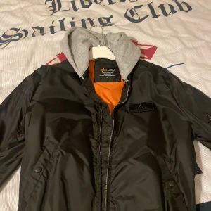 Vårjacka  - Vårjacka strl M men passar S. Använd fåtal gånger, ser ut som helt ny. Köpte för 1500kr. Säljer för 800, priset går att diskutera. 