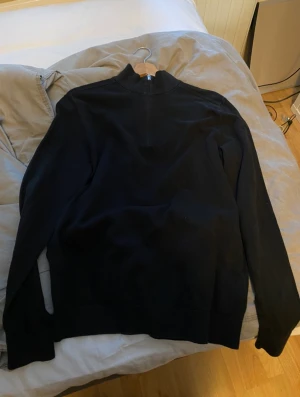 Half zip  - Säljer en half zip hoodie skick 9/10 inga märken eller hål. Skirv om ni intresserad och vill se mer bilder:)