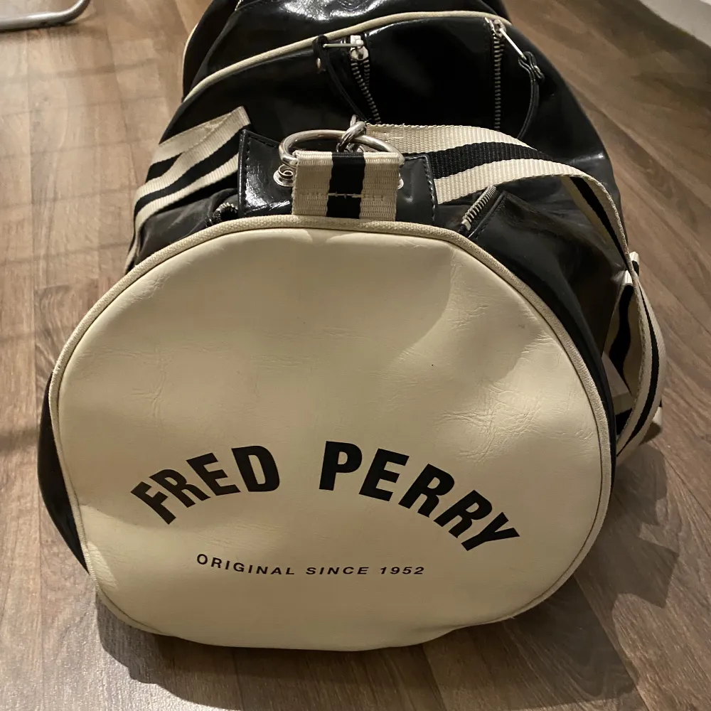 Säljer denna Fred Perry väska då den inte kommer till användning längre. Skick 9/10. Nypris 1100!. Väskor.