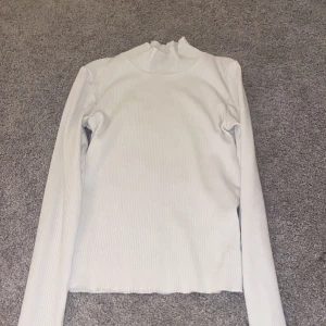 Topp - Långärmad vit topp, oanvänd och bra skick