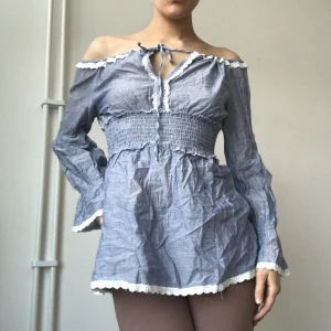 Romantisk topp - Ljusblå romantisk topp. I väldigt bra skick! Frakt tillkommer💎Använd gärna köp nu💕endast frakt