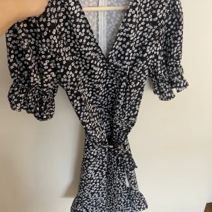 Blommig klänning  - Jätte söt blommig klänning, använd 1 gång, super bra skick🖤