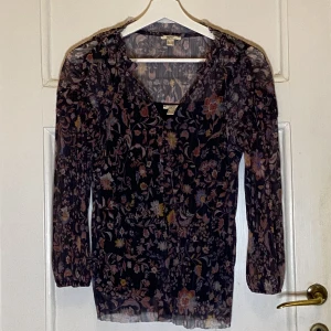 Blommig blus - Blommig blus med tillhörande linne. Sparsamt använd. 