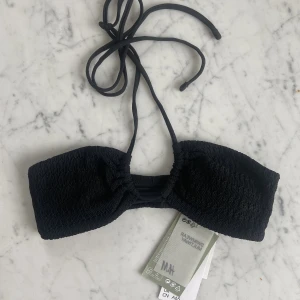 Svart bikiniöverdel  - Bikiniöverdel som går att knyta uppåt och nedåt. Liten i storleken dvs passar inte mig med 75A!