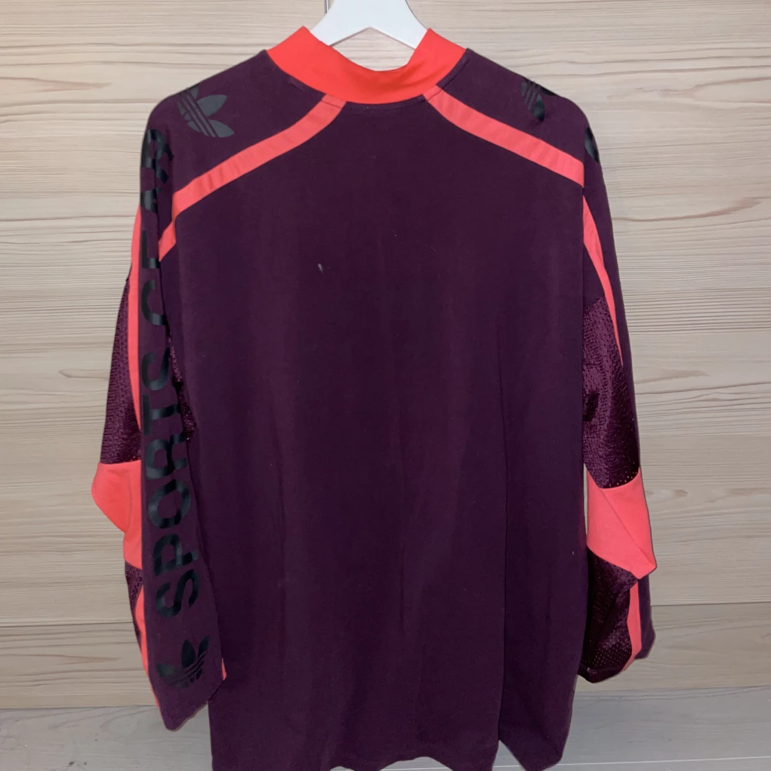 En oversized Adidas tröja  - 90