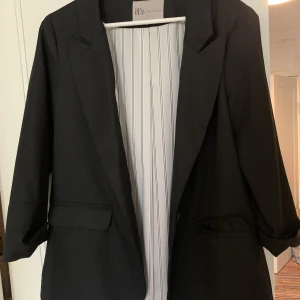 Svart kavaj  - Svart kavaj, passar storlek M. Fint skick!