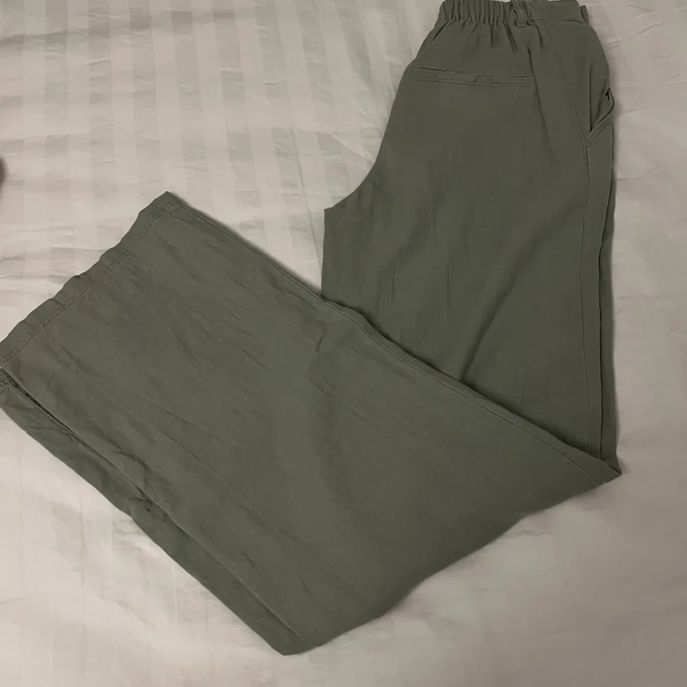 Så sköna gröna linnebyxor, raka i benen, använda en gång, 2 fickor, knapp och dragkedja. Jeans & Byxor.