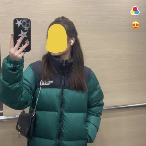 Grön north face jacka - INTRESSEKOLL på min gröna the north face jacka! Älskar färgen men passar dock inte mig :( Använd Max 2 gånger, skriv för fler bilder❤️(LÅNADE BILDER)