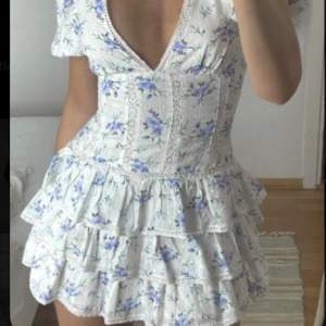 !SÖKER! Denna klänning ifrån zara, komtakta mig om du säljer eller vet någon som säljer en sånhär klänning!!❤️