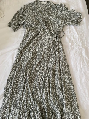 Fin sommarklänning  - En sval klänning som är grön och jätteskönt inför sommaren. Köparen står för frakt 📦 