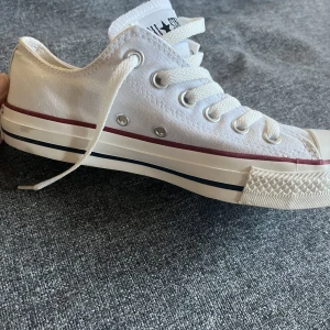 Vita låga converse - Vita låga converse i storlek 37,5 köpta här på plick men va tyvärr för stora för mig så har aldrig använt dom. Stora i storleken så mer som en 38-38,5. Köparen står för frakten