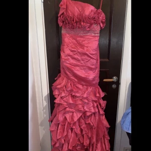 Festklänning  - Rosa festklänning med släp Använd en gång