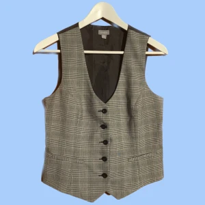 Rutig kostymväst - Figursydd kostymväst med justerbart spänne på ryggen. Ej stretchig. Om du har frågor eller vill se fler bilder är det bara att skicka iväg ett meddelande:)