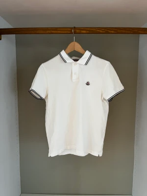 MONCLER PIKÉ  - Hej, säljer nu min super snygga Moncler pike då jag har växt ur den. Cond 6/10. 