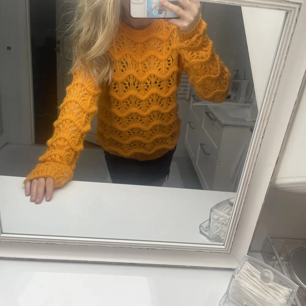 Säljer denna jätte fina oranga stickade tröjan 🌸. Neuletakit & Villapaidat.