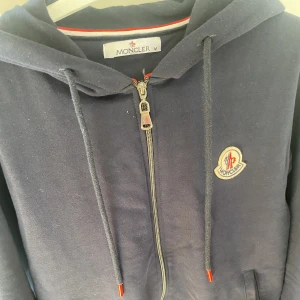 Moncler kofta - Priset diskuteras vid snabb affär 