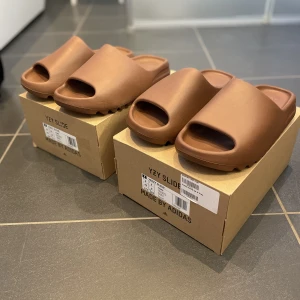 Yeezy slides “flax” - Storlekar: 43 & 44,5 Endast testade  Tags och kvitto finns kvar  Kan frakta eller mötas upp