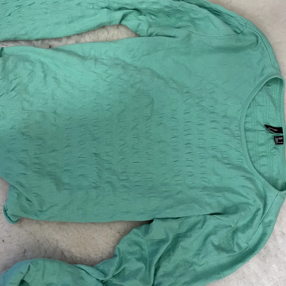 En fin grön tröja från vero Moda, med små volang detaljer. Skriv för mer bilder💚💚. Toppar.