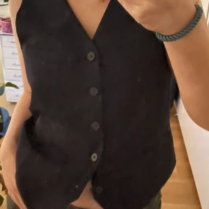 Väst - Jättefin väst till smoking från HMs herravdelning som säljs då den tyvvär är lite för stor! Storlek 46 (skjortstorlek) Passar s/m  Köpare står för frakt!☺️ 