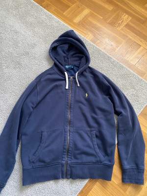 En fin polo Ralph lauren zip hoodie i bra skick då det ända är att den är lite solblekt, annars bra använd. 