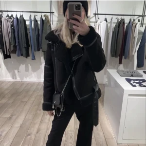 zara jacka  - så snygg jacka från zara👌 använd fåtal gånger så bra skick. säljs inte längre 🫶