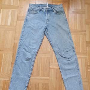 Blå Weekday jeans modell Barrell