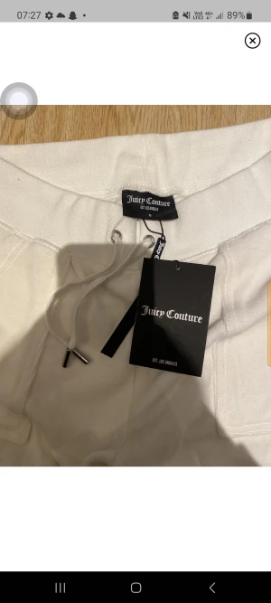 Juicy byxor  - Jag säljer dom för dom är för korta för mig. Dom är i nyskick och aldrig använda. Lappen sitter kvar och köpta från juicys hemsida.