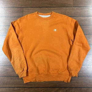 Champion Orange Sweatshirt - Snygg vintage sweatshirt i storlek M! Bara att skriva om du undrar över något🙏