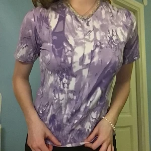 Lila tie dye tshirt - Lila tie dye tshirt💜🤍