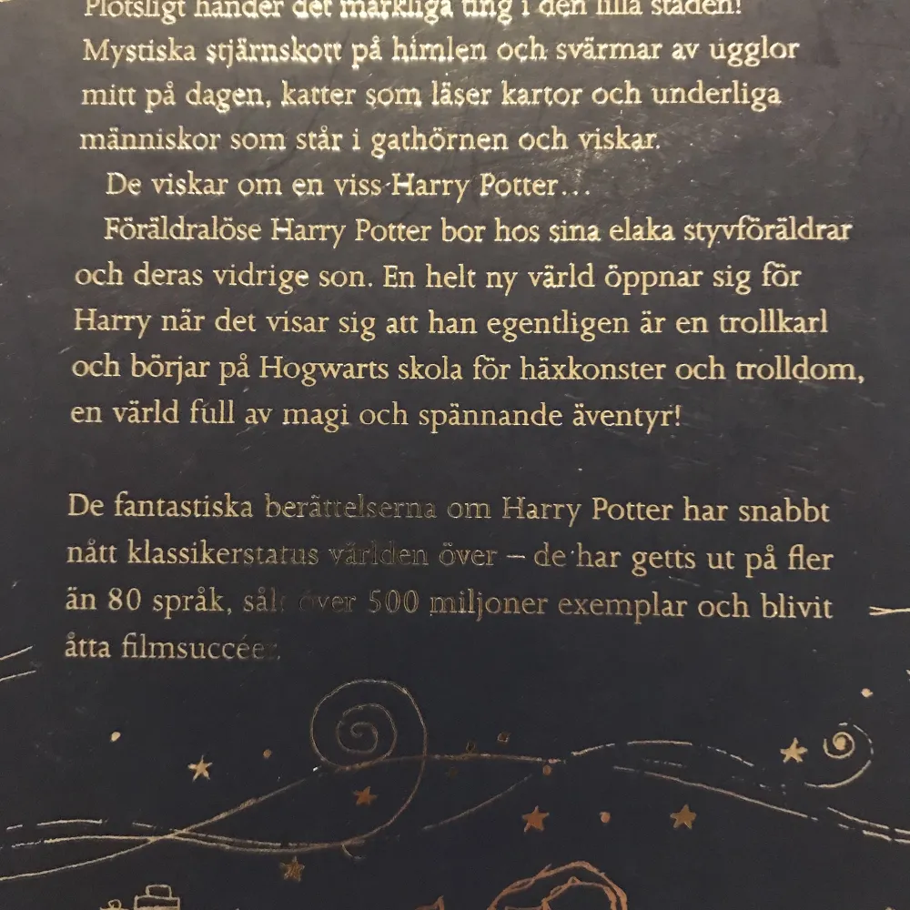 Harry potter bok på svenska aldrig läst ens köptes osen låg o en hylla och skräpa . Övrigt.