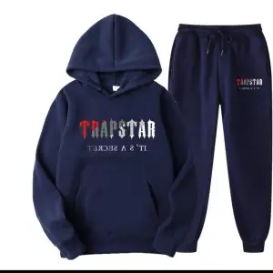 Trapstar Tracksuit Navy Helt ny och fräsch hoodie och byxor!