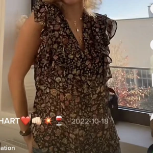 Volangblus - Superfin volangblus från mango som är jättepopulär o slutsåld. Aldrig använd så i fint skick o den har glittertrådar i sig, så fint!! Strl S. 200kr + 69kr frakt