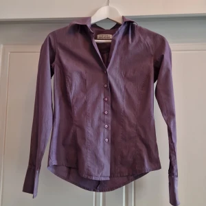 Lila skorta  - Lila kostymskorta något insvängd, säljes i gott skick andvänder den inte längre, köpt för 700 kr